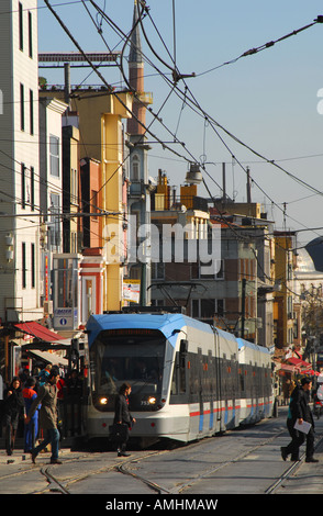 ISTANBUL Modern Straßenbahn auf Divan Yolu in Sultanahmet. 2007. Stockfoto