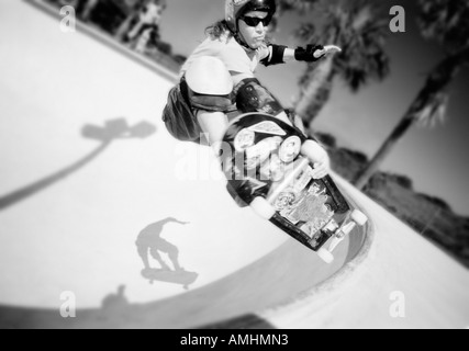 Mann im Skatepark Skateboarding Stockfoto