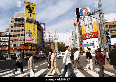 Fußgängerüberweg in Susukino Bezirk von Sapporo Japan Stockfoto