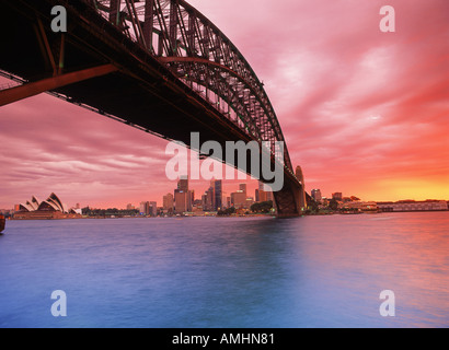 Harbour Bridge und Opera House bei Sonnenuntergang von North Sydney Stockfoto