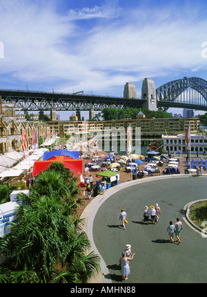 Übersicht von The Rocks mit Sydney Harbour Bridge und Bürgersteig restaurants Stockfoto