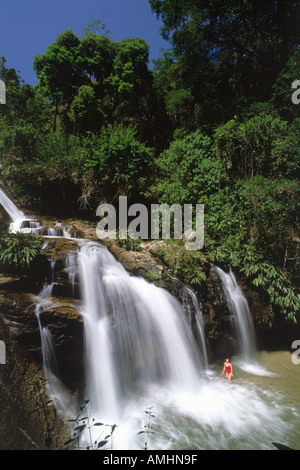 Frau unter Wasserfall im La Gran Sabana Canaima National Park im Bundesstaat Bolivar, Venezuela Stockfoto