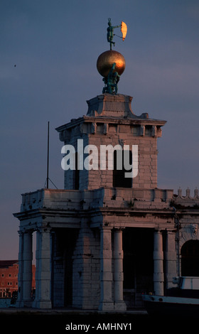 Venedig, Stadtteil Dorsoduro, Dogana da Mar, Ehemaliges Zollamt, Turmbau, Atlanten Mit Vergoldeter Weltkugel Mit Fortuna (von B Stockfoto