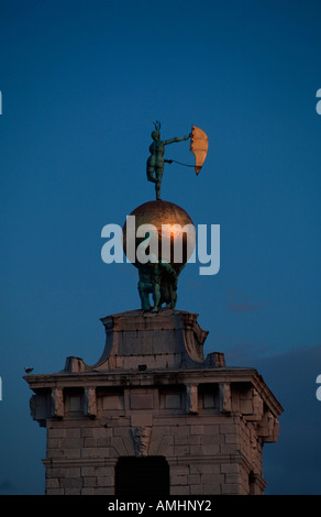 Venedig, Stadtteil Dorsoduro, Dogana da Mar, Ehemaliges Zollamt, Turmbau, Atlanten Mit Vergoldeter Weltkugel Mit Fortuna (von B Stockfoto