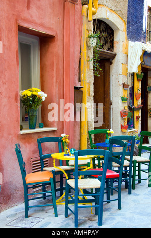 Bunte Outdoor-Restaurants in den engen Gassen und Straßen von Chania auf der griechischen Insel Kreta Stockfoto