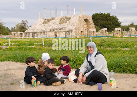 Mutter und Kinder sitzen im Hippodrom in Reifen der Libanon Stockfoto