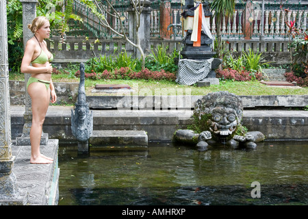 Touristen in Taman Tirta Gangga Wasserpalast schwimmen Pool Bali Indonesien Stockfoto