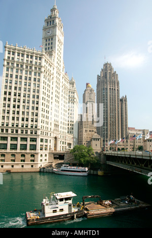 Wrigley Building verließ Chicago Tribune Gebäude rechts an der Michigan Avenue Bridge über den Chicago River USA Stockfoto