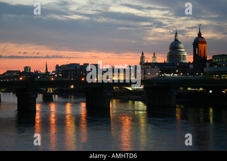 St Pauls von der London Bridge bei Sonnenuntergang Stockfoto