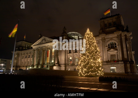 Weihnachtsbaum und deutsche Flagge flattern am Fahnenmast außerhalb Reichstagsgebäude Berlin Deutschland Stockfoto
