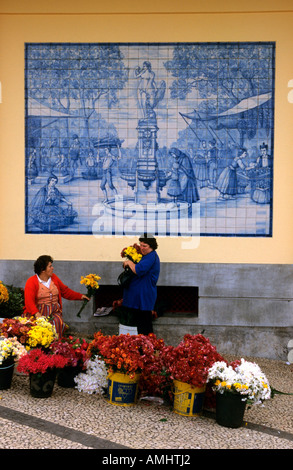 Portugal, Madeira, Funchal, Blumen Vor Dem Mercado Dos Lavradores Stockfoto