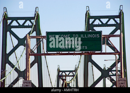 Brücke aus Davenport, Iowa nach Moline Illinois mit Willkommen in Illinois Schild über dem Mississippi Fluß Stockfoto