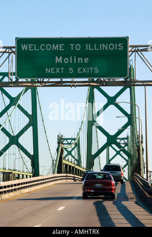 Brücke aus Davenport, Iowa nach Moline Illinois mit Willkommen in Illinois Schild über dem Mississippi Fluß Stockfoto