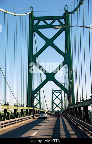 Brücke aus Davenport, Iowa nach Moline Illinois über den Mississippi River Stockfoto