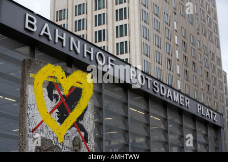 Berlin Wandabschnitt mit Herz Grafitti außerhalb Potsdamer Platz Hauptbahnhof Berlin Deutschland Stockfoto