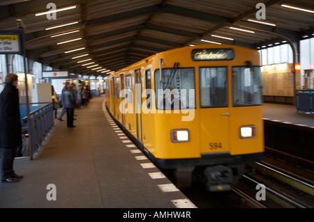Deutsche u Bahn u-Bahn Reisen durch oberirdische Station Berlin Deutschland Stockfoto