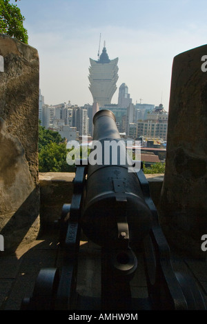 Kanone in Macau Fort zielt auf neue Grand Lisboa Macau SAR Stockfoto