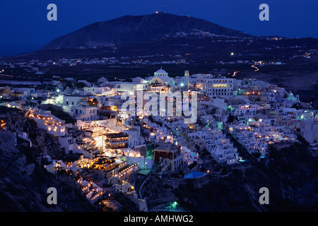 Stadt bei Dämmerung, Thira, Santorini, Griechenland Stockfoto