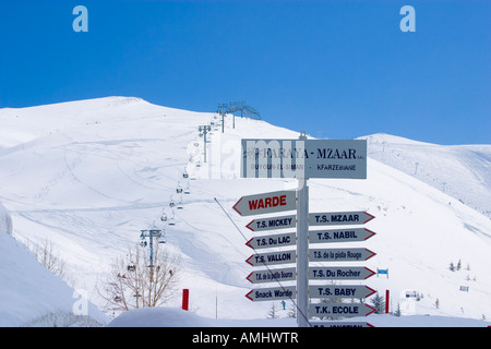 Ski Track Zeichen und Sesselbahn im Skigebiet Mzaar Faraya Libanon Stockfoto