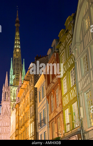 Rue du Gros Horloge und Turm von Notre Dame de Rouen Normandie Frankreich bei Nacht Stockfoto