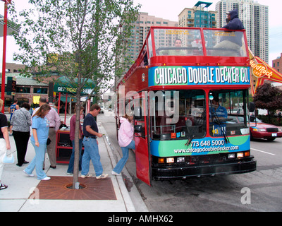 Besucher Board oben offenen Doppeldecker Reisebus River North Chicago USA Stockfoto