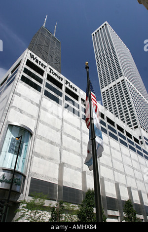 Hancock Center erhebt sich über Marshall Field speichern Water Tower Place Chicago Illinois Vereinigte Staaten Stockfoto