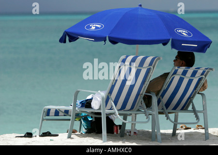 Mann auf Sonnenliege große Bucht Philipsburg St. Maarten Stockfoto