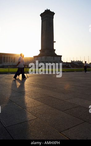 Passanten vor dem Denkmal, das Völker Helden Platz des himmlischen Friedens Peking-China Stockfoto