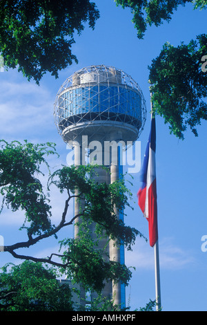 Blick auf Reunion Tower in Dallas TX durch Bäume mit Staatsflagge Stockfoto