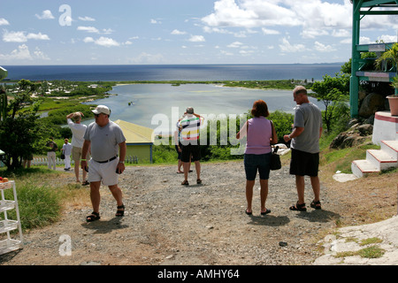 Besucher genießen Sie die Landschaft vom View Point Französisch St. Martin mit Blick auf Orient Bay Stockfoto