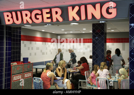 Miami Florida International Airport MIA, Burger King, Franchise, Fast Food, Restaurant Restaurants Essen Essen gehen Cafe Cafés Bistro, Familien, Tische, vis Stockfoto