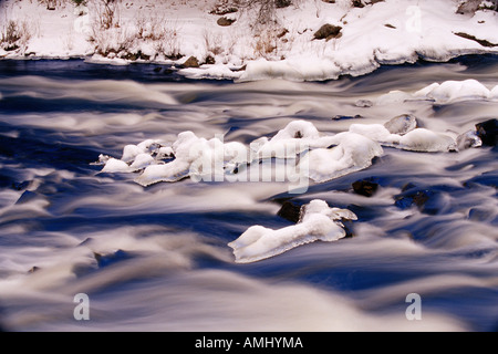 Nahaufnahme von Stromschnellen in Winter, Habichtsbitterkraut Fluss, Algonquin Provincial Park, Ontario, Kanada Stockfoto