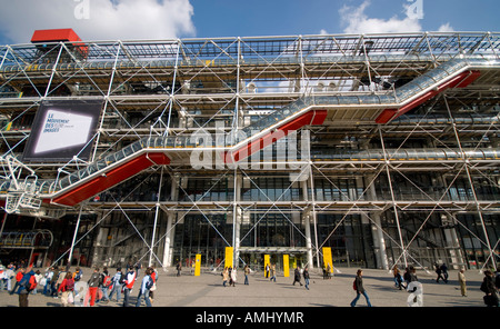 Centre Pompidou Architektur Paris | PARIS, Frankreich — die Fassade des Centre Pompidou zeigt den strukturellen Rahmen und die mechanischen Systeme, einschließlich der rohrumschlossenen Rolltreppe rechts. Das Gebäude wurde von Renzo Piano, Richard Rogers und Gianfranco Franchini entworfen und 1977 eröffnet. Es hat Rohre, Kanäle und Umwälzungen auf der Außenseite platziert, so dass die Innenböden offen und flexibel bleiben konnten. Es beherbergt das Musée National d’Art Moderne im Stadtteil Beaubourg des 4. Arrondissements. Stockfoto