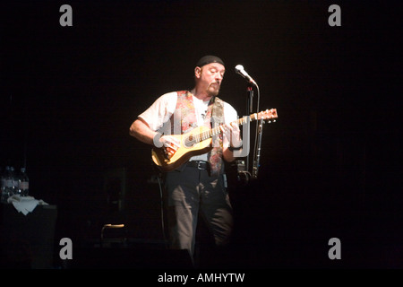 Ian Anderson spielt Gitarre bei Jethro Tull Konzert Stockfoto