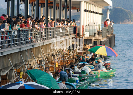Verkäufer, die lebende Meeresfrüchte vom Boot am Pier Sai Kung Hong Kong Stockfoto