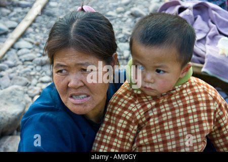 Frau und Baby Boy mit Snacks entlang dem Li-Fluss-China Stockfoto