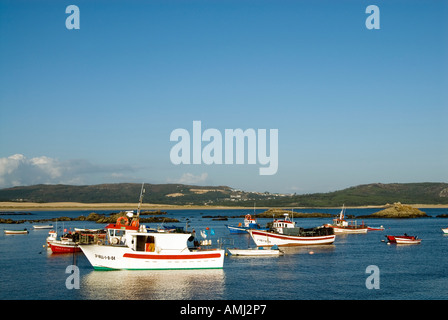 Angelboote/Fischerboote im Hafen des Dorfes Corrubedo, Rias Baixas, Galicien, Spanien Stockfoto