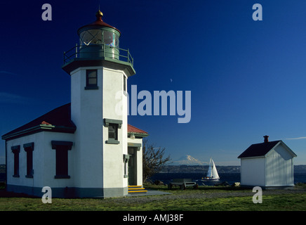 Punkt-Robinson Leuchtturm Mount Rainier und Segelboot Stockfoto