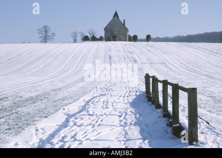 Alte saint huberts Kirche in schneebedeckten Feld idsworth hampshire england Stockfoto