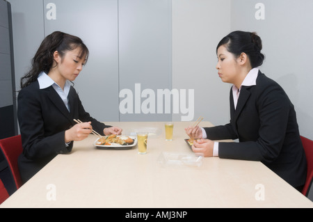 Unternehmerinnen mit Mittagessen Stockfoto