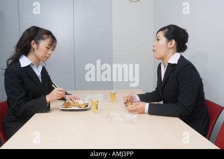 Unternehmerinnen mit Mittagessen Stockfoto