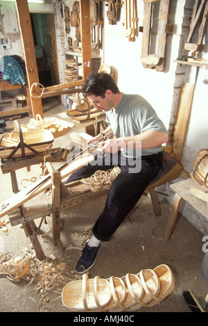 Tim Franks Garten Kasten in traditioneller Weise von Hand mit einem Trimm Messer aus Weide süße Kastanienholz in Herstmonceux machen Stockfoto