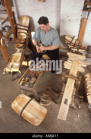 Tim Franks Garten Kasten in traditioneller Weise von Hand mit einem Trimm Messer aus Weide und Kastanie wood.at Herstmonceux machen. Stockfoto