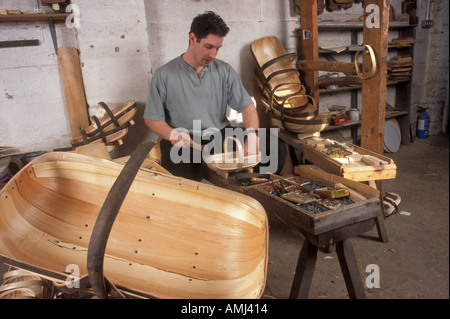 Tim Franks Garten Kasten in traditioneller Weise von Hand mit einem Trimm Messer aus Weide und Kastanie Holz in Herstmonceux machen. Stockfoto