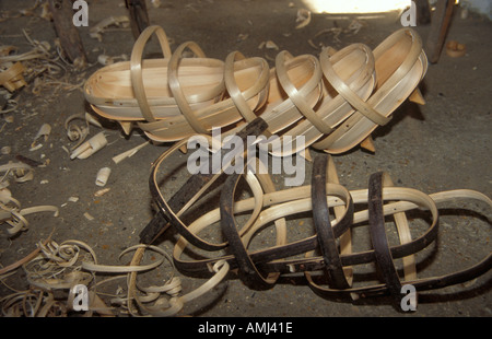 Tim Franks Garten Kasten in traditioneller Weise von Hand mit einem Trimm Messer aus Weide und Kastanie Holz in Herstmonceux machen. Stockfoto