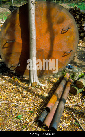 Holzkohle in den Lake District mit großen Stahl-Brennöfen an Kendal, Cumbria. Stockfoto