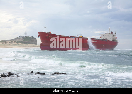 Der 75.000 Tonnen schwere Kohlefrachter Pasha Bulker brach in Nobbys Beach während eines schweren Sturms bei Newcastle an der australischen Küste von NSW ab. Stockfoto