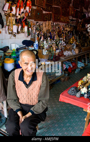 Alte chinesische Mann vor Sovenir Shop auf Weststraße oder Xi Jie Yangshuo China Stockfoto