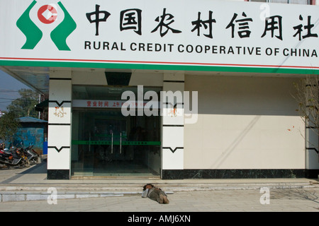 Obdachlose chinesischen Mann schlafen vor einer Bank Yangshuo China Stockfoto