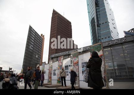 Touristen an der Berliner Mauer-Reste außerhalb Potsdamer Platz Hauptbahnhof Berlin Deutschland Stockfoto